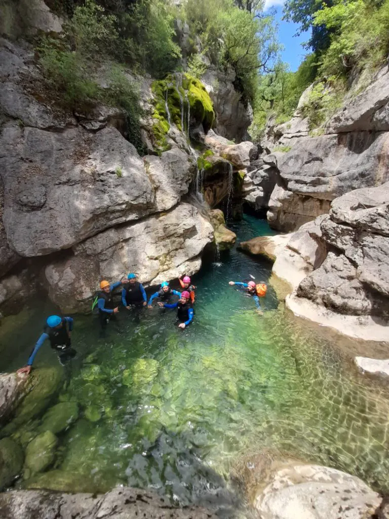 Canyoning Pyrénées, nage dans les eaux cristallines