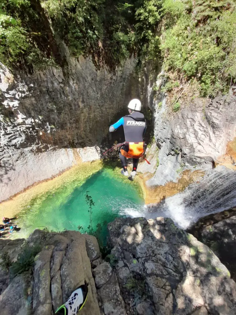 Canyoning Pyrénées, saut sensationnel