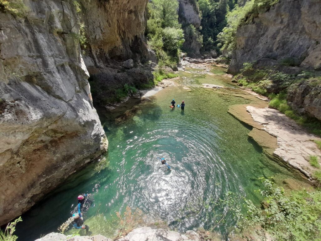 Canyon Pyrénées Saint-Lary-Soulan, paysages magnifiques, vasques de rêve